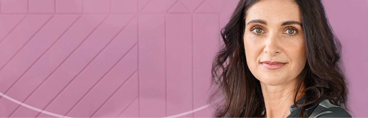 Endokrine Orbitopathie | Leben mit endokriner Orbitopathie: dunkelhaarige weibliche Person blickt direkt in die Kamera